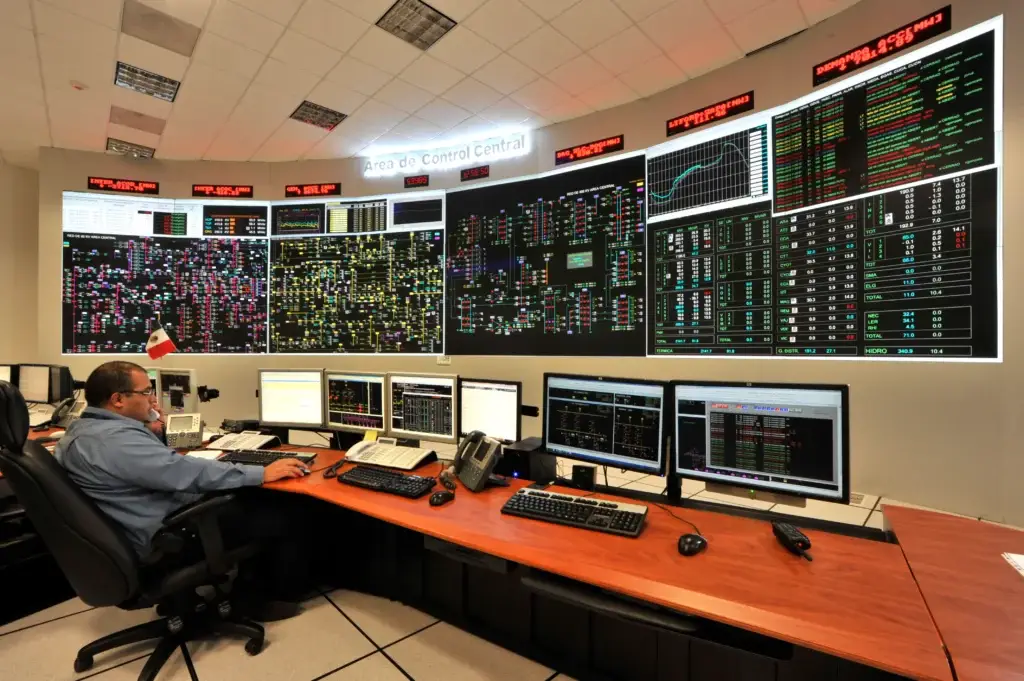 Sala del Centro de Comando y Control con pantallas de monitoreo en tiempo real