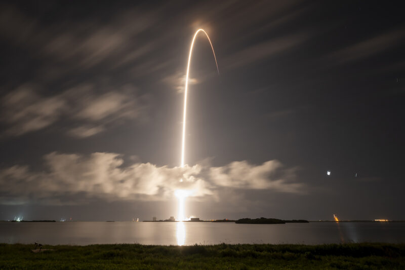SpaceX ya tiene más de 100 satélites de conexión directa a la célula en órbita